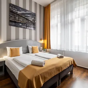 full-moon-design-hostel-budapest.inbudapesthotels.com/